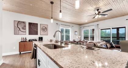 Summer Specials!-Brand New! 1 Mile to SDC, 2 Arcades, Private Hot Tub, 2 Pools
