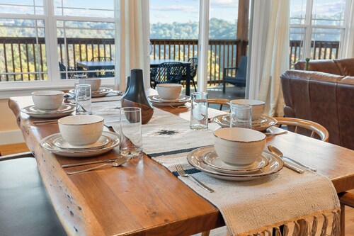 December Specials!-Brand New! 1 Mile to SDC, 2 Arcades, Private Hot Tub, 2 Pools