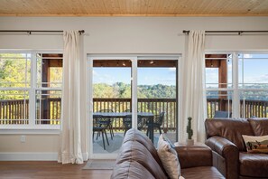 TV connectée, cheminée, écrans d'ordinateur