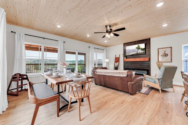 Smart-tv, een open haard en een computerscherm