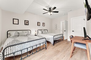 5 bedrooms, in-room safe, desk, free WiFi - December Specials!-Brand New! 1 Mile to SDC, 2 Arcades, Private Hot Tub, 2 Pools (Branson)