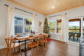 Dining - December Specials!-Brand New! 1 Mile to SDC, 2 Arcades, Private Hot Tub, 2 Pools (Branson)