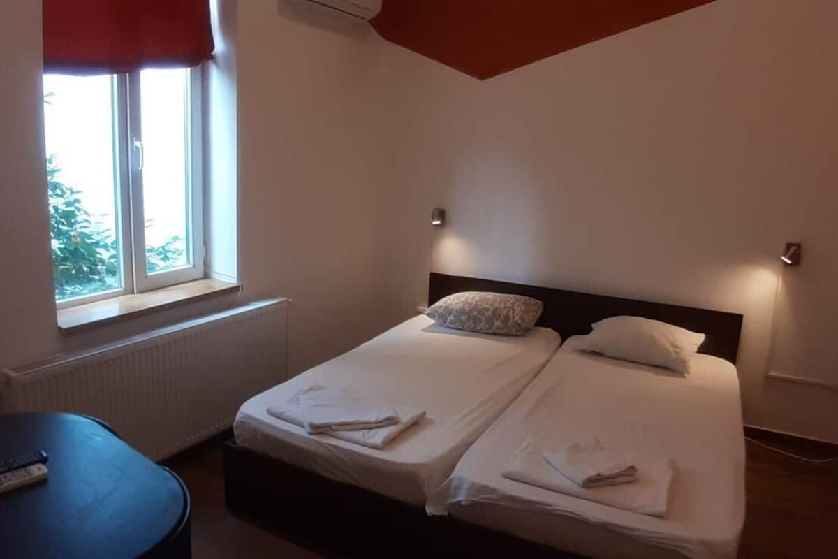 Chambre avec lits jumeaux, vue cour intérieure