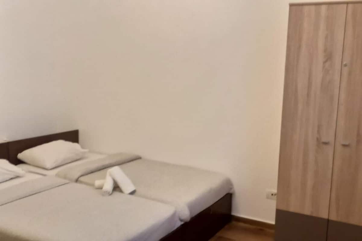 Chambre Triple, vue cour intérieure