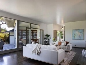 Interior - Charming 3-bedroom house in Pebble Beach. (pebble beach)