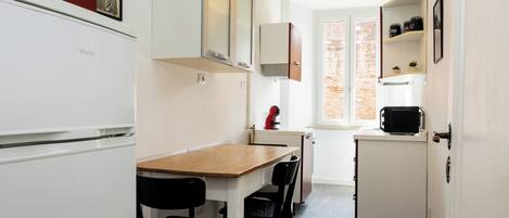 Jääkaappi, mikroaaltouuni, uuni, liesi