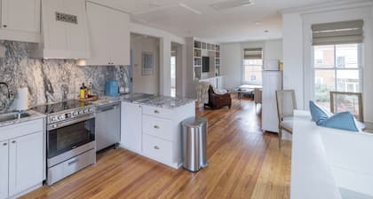 Charming Downtown 2 BR Apartment Steps from Downtown Mall