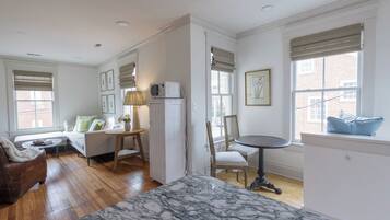 250307 EKP AKueckerAirbnb 00064
