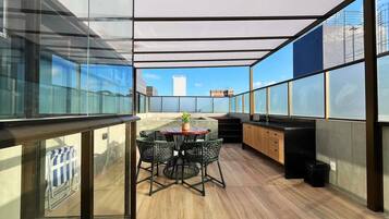 Basic Apartment | Outdoor dining