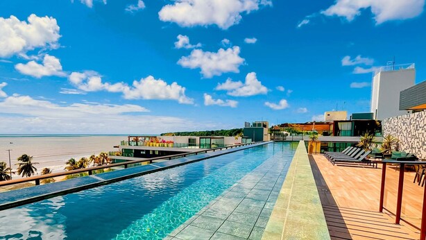 A long swimming pool with a view of the beach and ocean. - FM20 Cabo Branco Premium I - By Almare (Joao Pessoa)