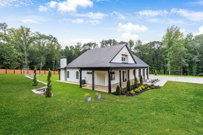 Exterior - The Estate, King Beds, near Chateau Elan and Road Atlanta, lake Lanier (Braselton)