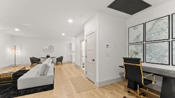 Smart TV, fireplace