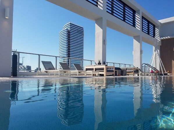 Utomhuspool och uppvärmd pool