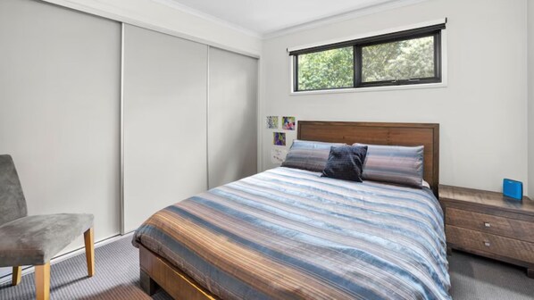 5 habitaciones, tabla de planchar con plancha, wifi y ropa de cama