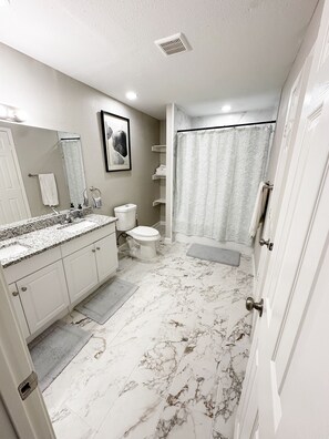 Haartrockner, Handtücher, Toilettenpapier