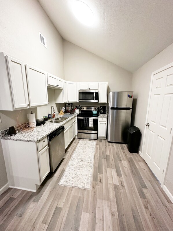 Mikrowelle, Ofen, Herdplatte, Geschirrspüler