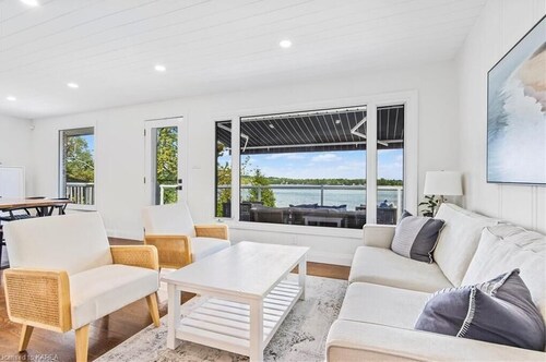 Beaver Lake Retreat – Relax Lakeside with a Private Hot Tub & Stunning Views