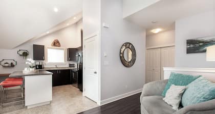 Cozy Sunrise 1BR Suite