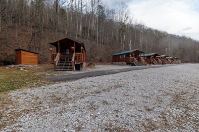 Hillbilly Rockin' Rt 3 Cabins - Ivy Branch Trailhead