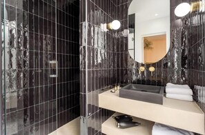 Shower, hair dryer, towels, toilet paper - A PERFECT PARISIAN GETAWAY IN A PERFECT LOCATION – RUE DU TEMPLE (Paris)