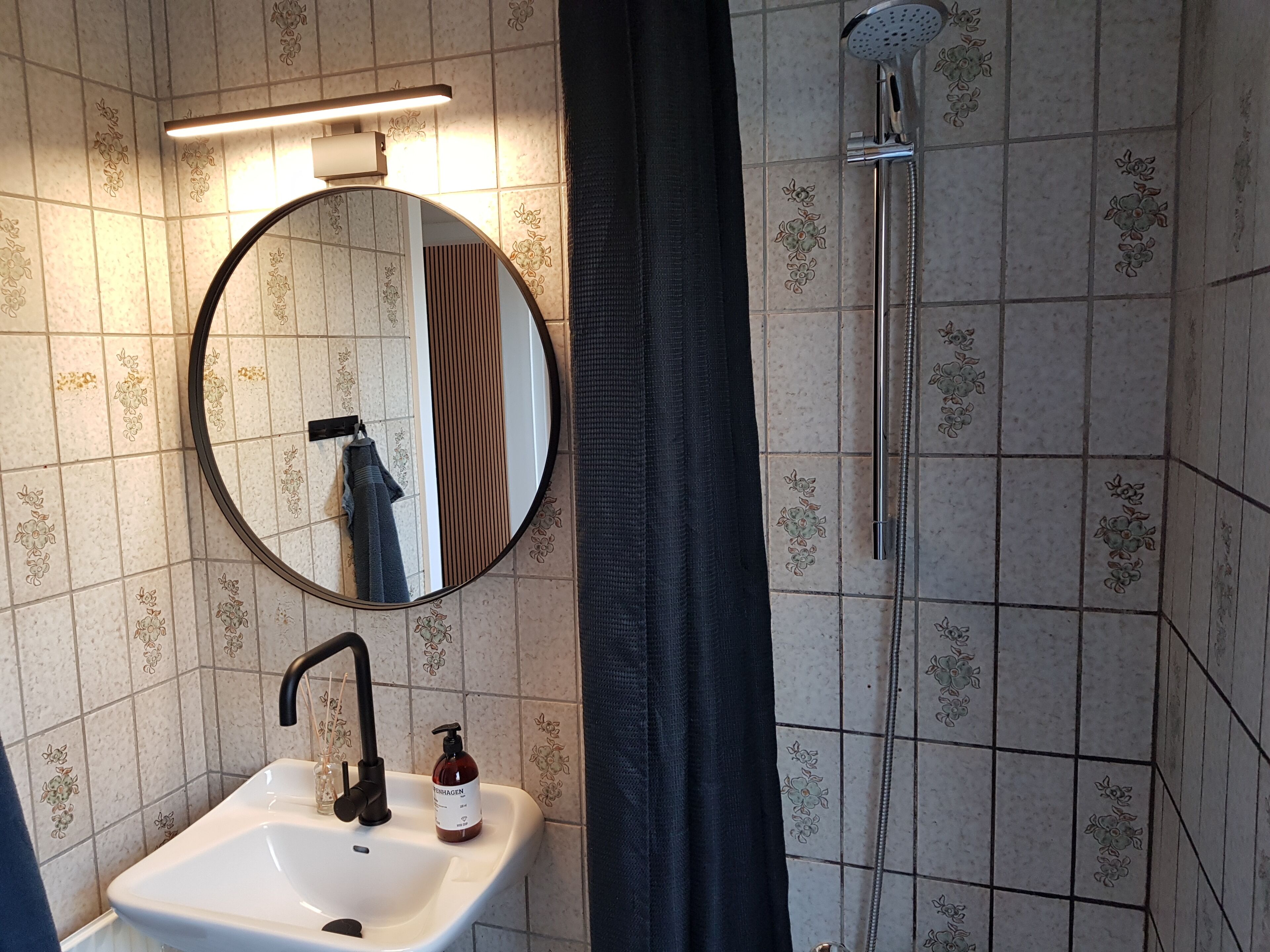 Comfort Apartment | Bathroom | Hair dryer, towels, soap, shampoo