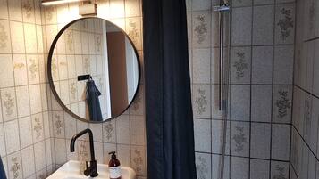 Comfort Apartment | Bathroom | Hair dryer, towels, soap, shampoo