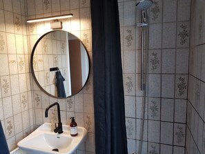Comfort Apartment | Bathroom | Hair dryer, towels, soap, shampoo - Billund Retreat - 5 bedroom House (Billund)
