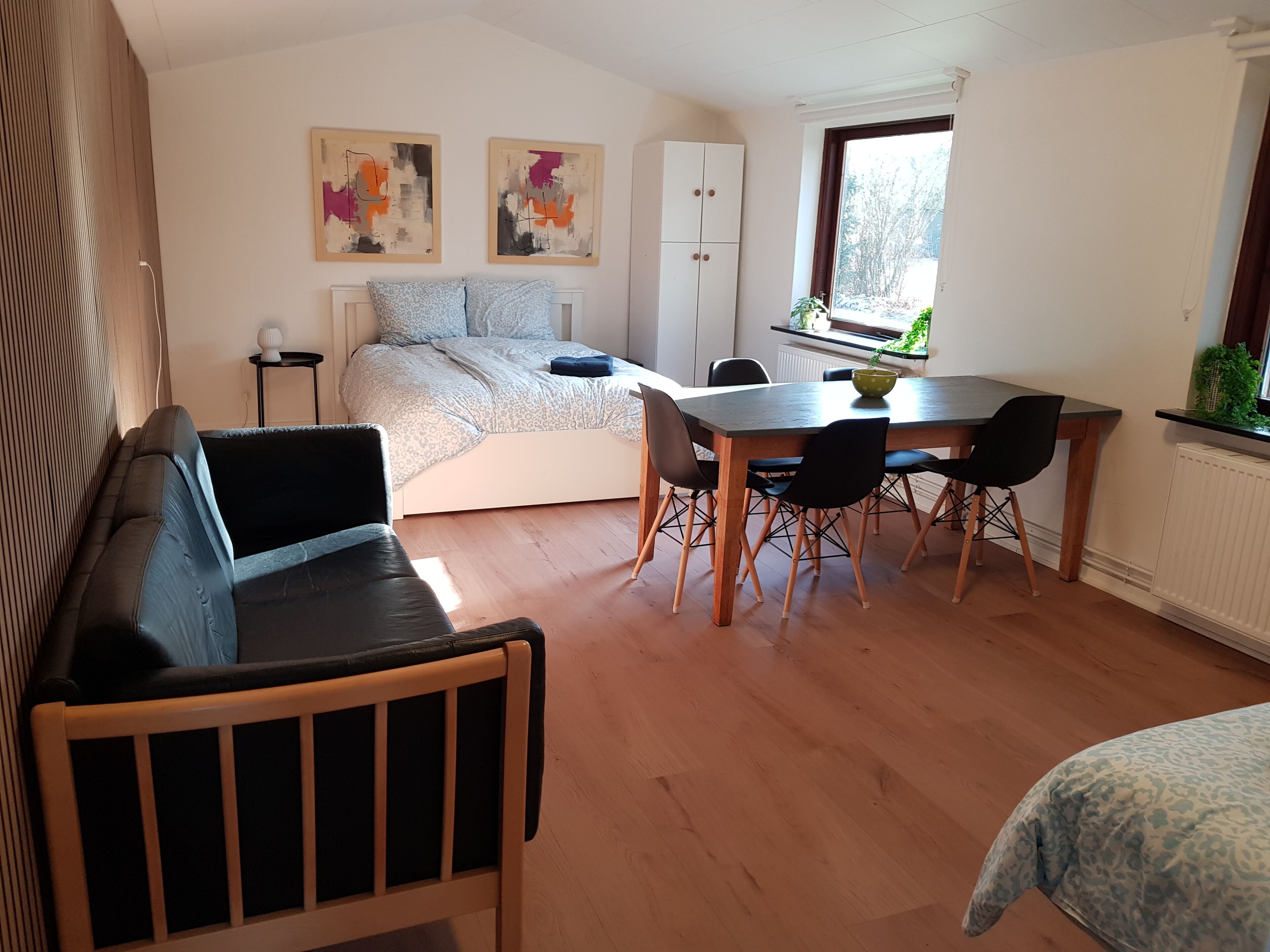 شقة مريحة | ألحفة محشوة بالريش وستائر تعتيم وتجهيزات عازلة للصوت ومكواة/لوح كي