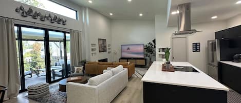 Smart TV, fireplace