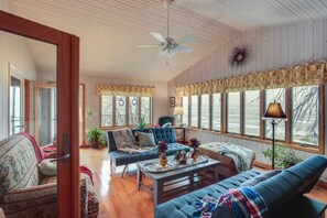 TV, fireplace, ping pong - Massive 3 bedroom on the Lake! (Howard Lake)