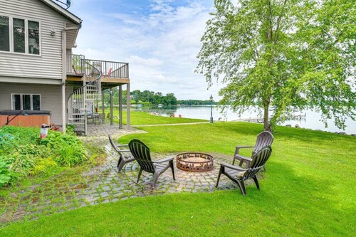 Large 2 bedroom on the water!