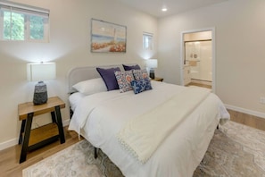 Room - Massive 3 bedroom close to the water! (Florence)
