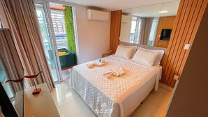 A hotel room with a bed, a window with curtains, a green wall, and a flat-screen TV. - Solar Tambaú Luxo - By Almare Flats (João Pessoa)