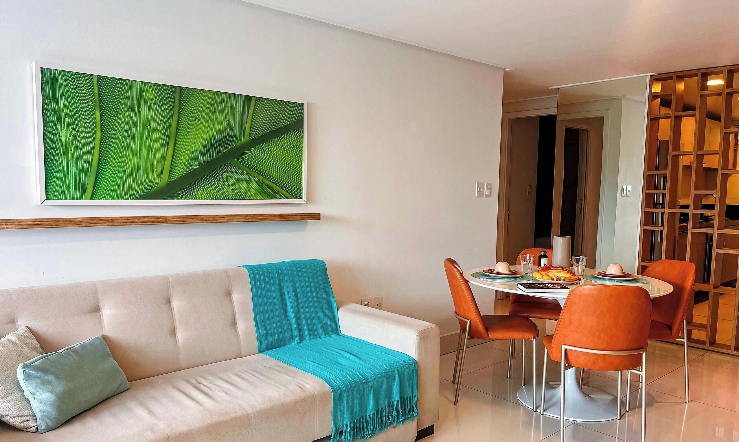 Apartamento básico | Área de estar | TV de tela plana