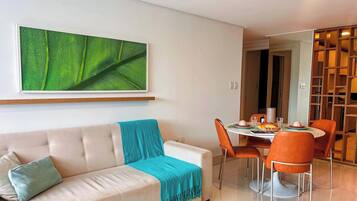 Apartamento básico | Área de estar | TV de tela plana
