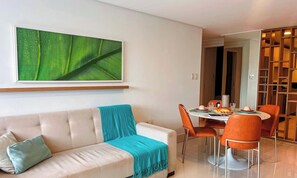 Basic Apartment | Living area | Flat-screen TV - Solar Tambaú Luxo - By Almare Flats (João Pessoa)