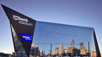 Un stade moderne arborant fièrement le logo de la banque US Bank.