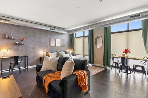 Eden Studio | Free Parking, Central, Gym Fast WIFI