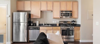 Eden Studio | Free Parking, Central, Gym Fast WIFI