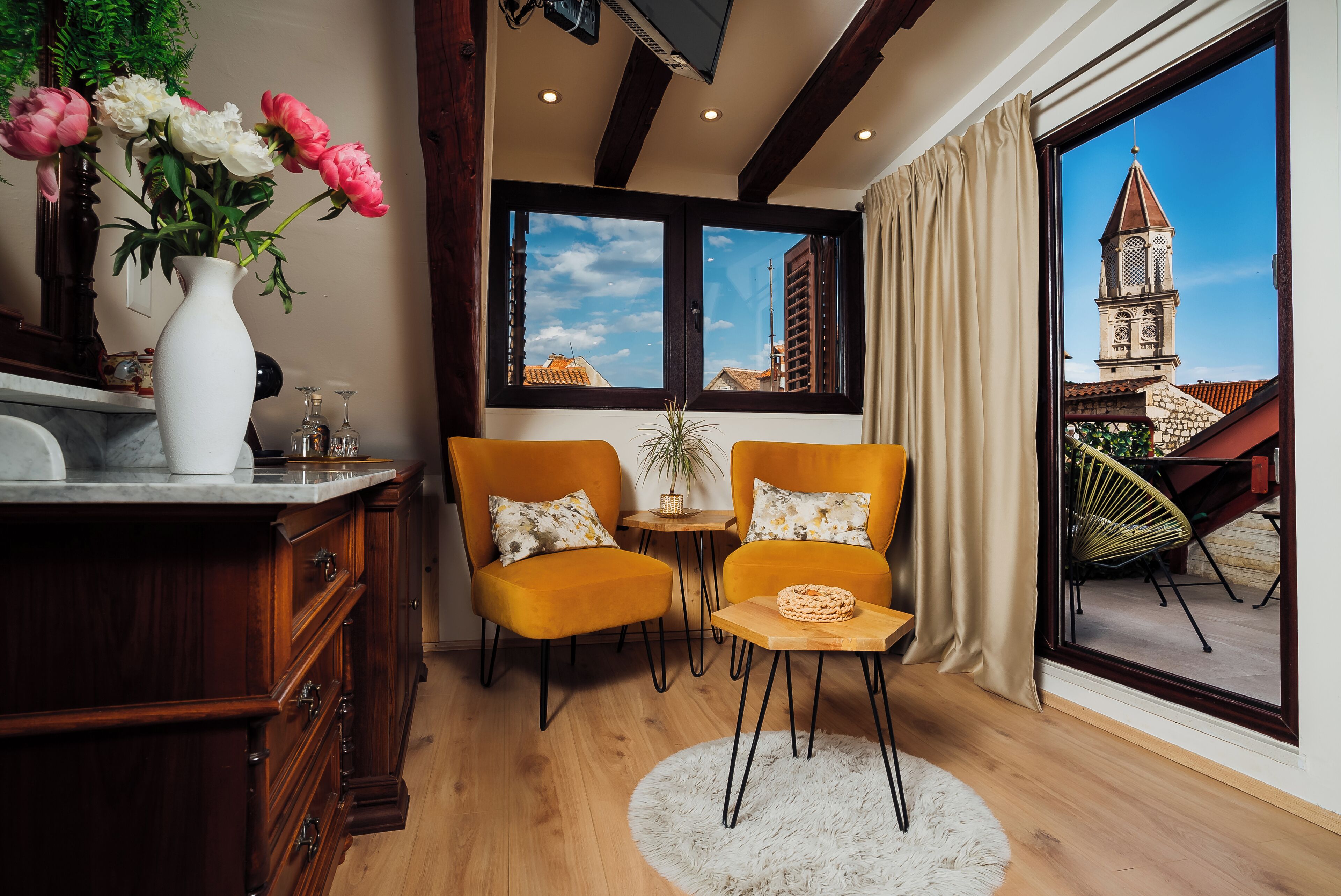 Habitación Deluxe, balcón, vista a la ciudad | Área de sala de estar | Smart TV de 48 pulgadas con canales digitales 