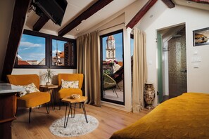 Rom – deluxe, balkong, byutsikt | Oppholdsområde | En 48-tommers smart-TV med digitale kanaler