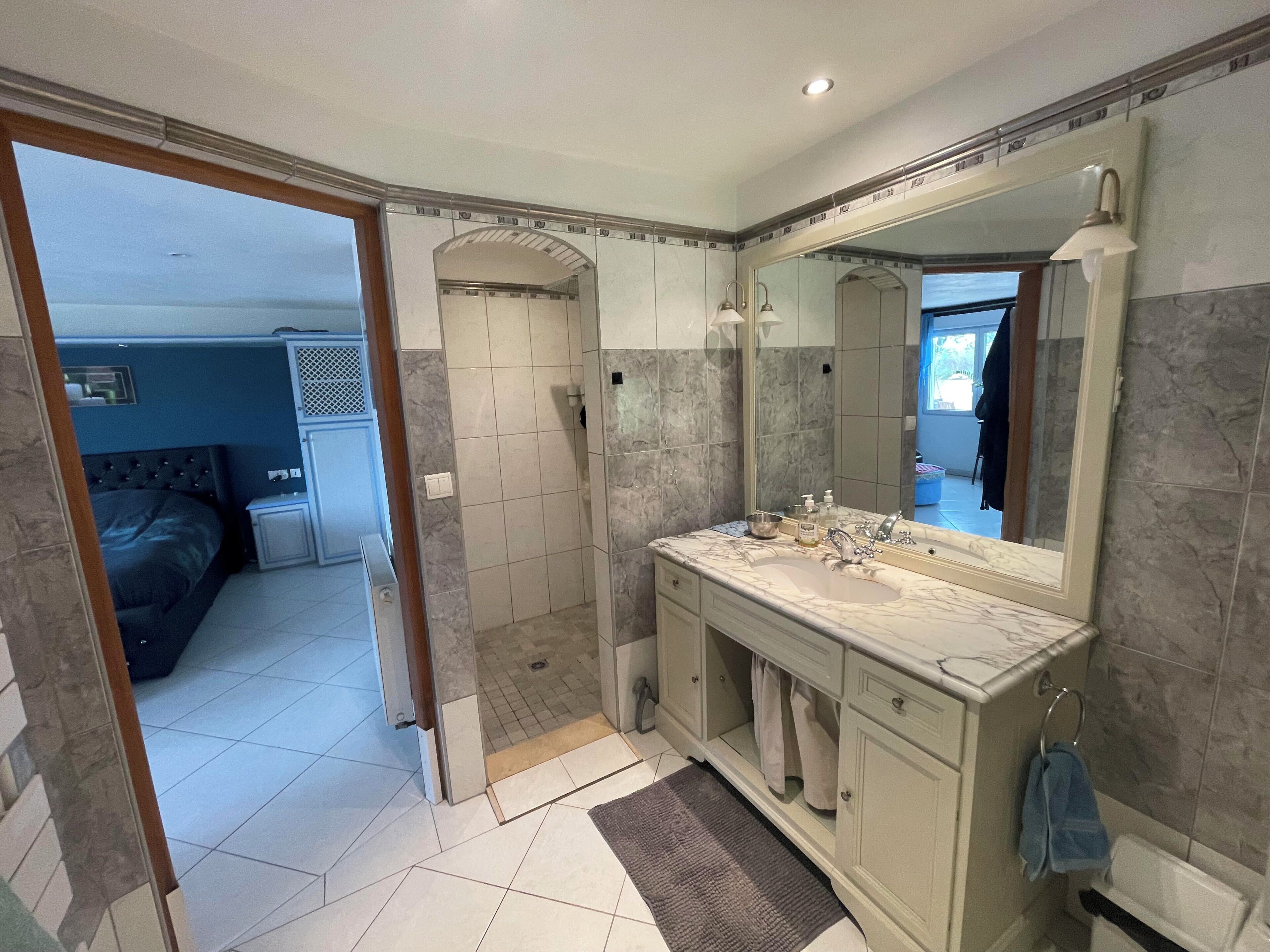 Dusche, Haartrockner, Bidet, Handtücher