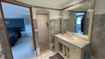 Dusche, Haartrockner, Bidet, Handtücher