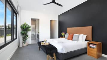 8 habitaciones, tabla de planchar con plancha, cuna de viaje y wifi