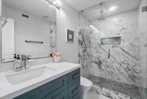 Shower, hair dryer, towels, soap - LUXURY  RETREAT 4-Bed in Palm Beach Shores - Singer Island - Walk to the Beach! (West Palm Beach)