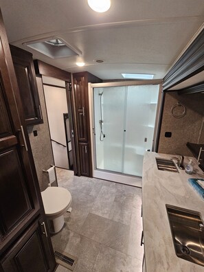 Douche, serviettes fournies