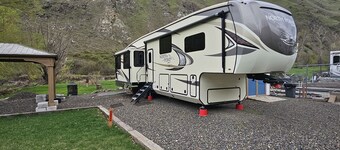 Large Camper•Massage seats•cornhole•Backyard•Parking•A/C