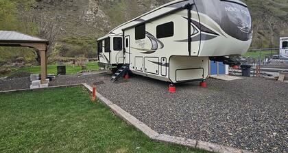 Large Camper•Massage seats•cornhole•Backyard•Parking•A/C