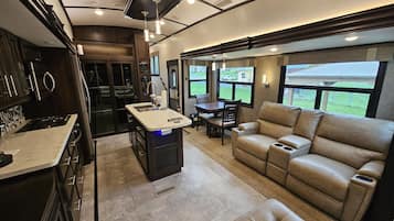 Refrigerador, microondas, horno, placa de cocina