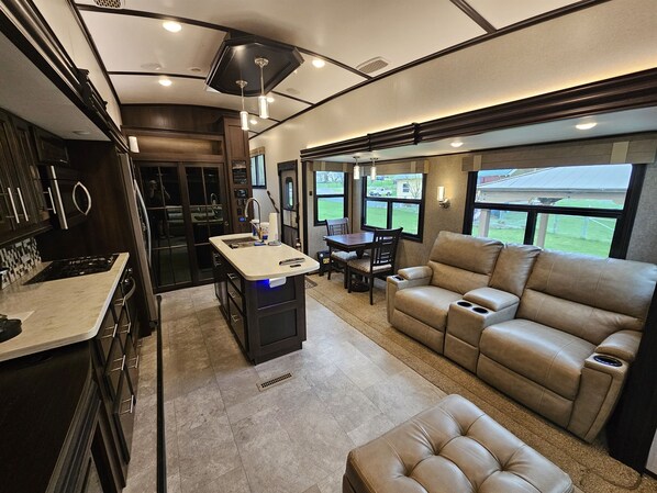 Jääkaappi, mikroaaltouuni, uuni, liesi